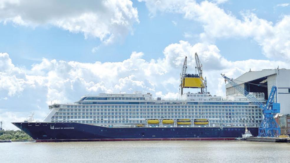 Die »Spirit of Adventure« erhält direkt vor dem Baudock den Schornstein. © Foto: Meyer Werft