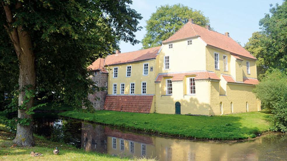 Zwischendurch war ein Wasserspiel im Gespräch, das wurde nicht umgesetzt – ein eindrucksvoller Anblick ist die Manningaburg trotzdem.  © Foto: www.ostfriesland.travel