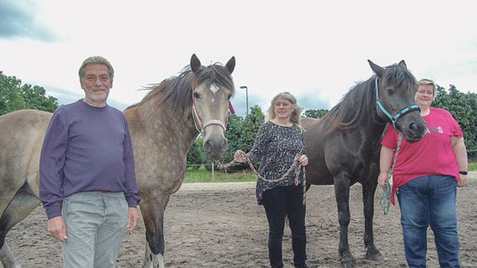 Ein Leben mit Pferden: Hans-Werner Rössing steht vor »Bacardi«, die von Petra Bunse am Zügel gehalten wird. Rechts im Bild die ehrenamtliche Helferin Renate Hilberts mit »June«. Insgesamt werden vier Großpferde, ein Pony und zwei Esel auf dem Hofgelände in Bunderhee gehalten. © Foto: Hoegen