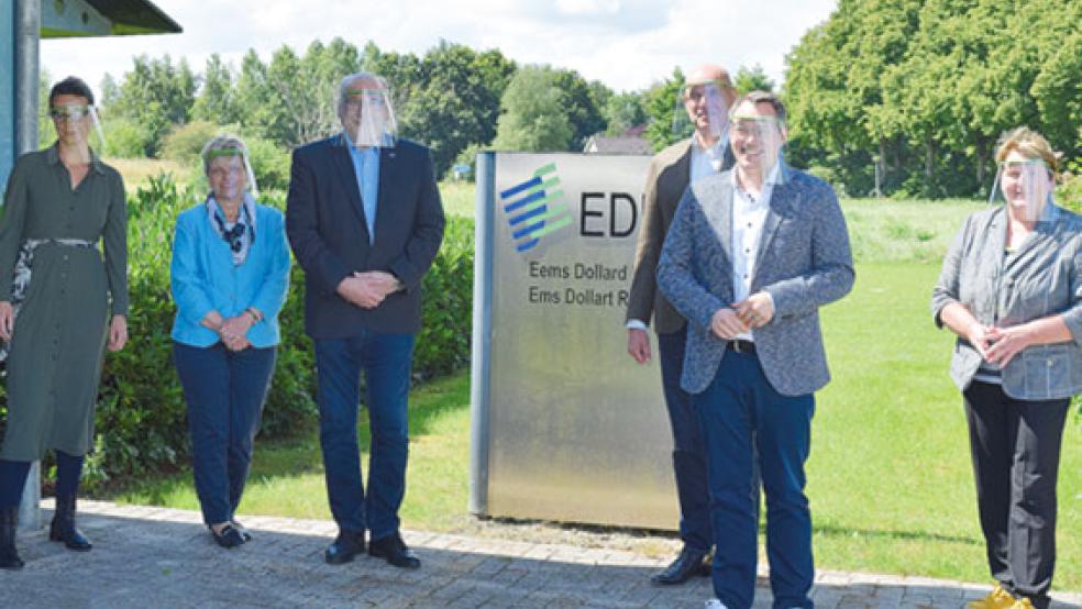 Mit Visierschutz aus dem 3D-Drucker (von links): Projektmanagerin Anita Buijs, Dr. Marie-Luise Rottmann-Meyer vom 3N-Kompetenzzentrum, EDR-Geschäftsführer Karl Groen, stellvertretender INTERREG-Geschäftsführer Armin Gallinat, SPD-Europaabgeordneter Tiemo Wölken und die SPD-Landtagsabgeordnete Hanne Modder aus Bunde. © Foto: Büro Modder