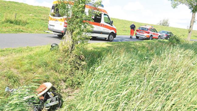 Jemgumerin kommt mit Motorrad von der Straße ab
