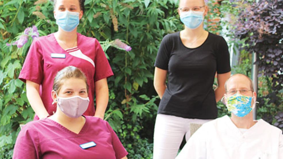 Die vier Auszubildenden Johanna Gai, Jessica Lund, Jessica Kroes und Erik Benthem (von links) schätzen an ihrem Beruf besonders den Kontakt zu den Bewohnern des Altenzentrums. © Fotos: Berents