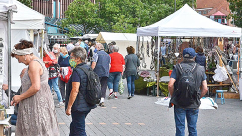 Zahlreiche Besucher stöberten am Wochenende auf dem Kunst- und Handwerkermarkt an den Ständen der Aussteller. © Fotos: Ammermann