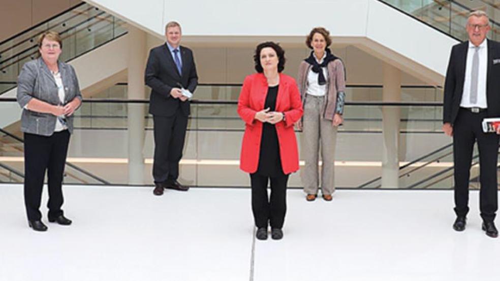 Gespräche im Landtag: Ulf Thiele mit (von links) der SPD-Abgeordneten Hanne Modder, Sozialministerin Carola Reimann, der Leeraner Bürgermeisterin Beatrix Kuhl und Johannes Poppen, Vorsitzender des IHK-Handelsausschusses für Ostfriesland. © Foto: CDU