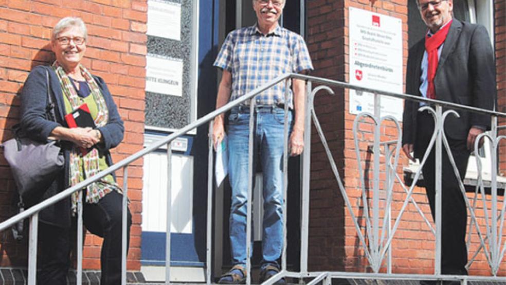 Markus Paschke informierte sich in Papenburg bei Johannes Treblin und Barbara Gruner (von rechts) über die Arbeit des Vereins »Aukiju«. © Foto: Büro Paschke 