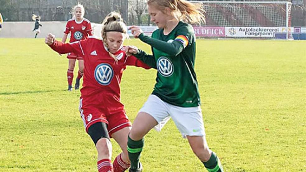Jana Frieling (links) wird auch in der kommenden Saison wieder gegen den VfL Wolfsburg in der B-Juniorinnen-Bundesliga antreten. So oft es möglich ist, wird sie aber auch das Trikot des SV Ems Jemgum tragen (kleines Bild). © Fotos: privat