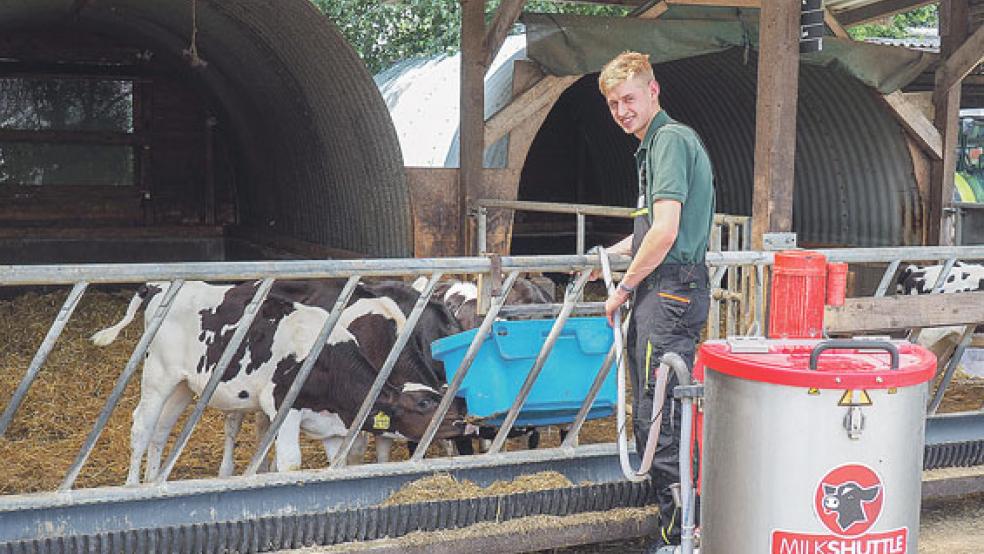 Auszubildender Harm Janssen aus Oster­accum versorgt die Kälber mit dem Milch-Shuttle.  © Harms