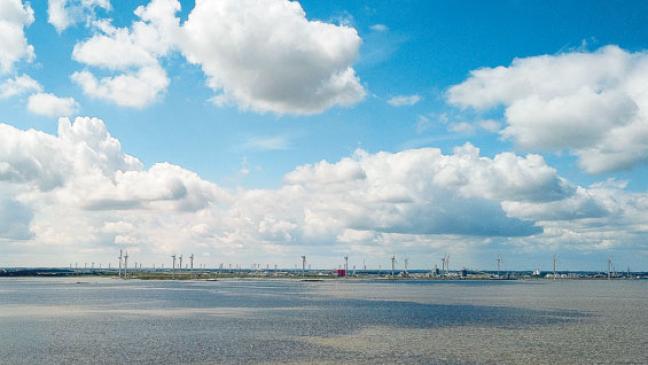 Schmutzige Rußwolke über Delfzijl