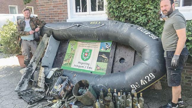 Per Schlauchboot im Sieltief auf der Jagd nach Müll