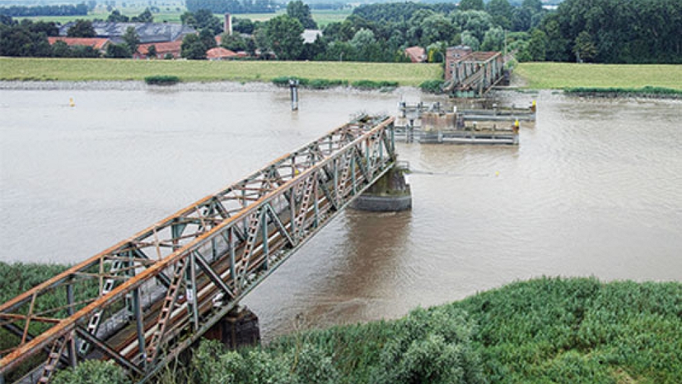Für den geplanten Abriss der Friesenbrücke (Bild) mit anschließendem Neubau einer Hub-Drehbrücke läuft derzeit das Anhörungsverfahren. Fünf Privatleute und drei Naturschutzverbände haben Einwendungen eingereicht. © Foto: Ingenieurbüro Drecoll