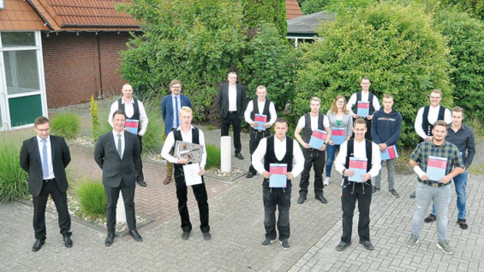 Die neuen Gesellen mit der Innungs-Spitze nach ihrer Freisprechung. © Fotos: Wolters
