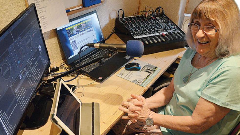 Geballte Technik: Marianne Goers in Aktion in ihrem Heim-Studio in Bingumgaste als DJ Ferry. © Foto: Ammermann