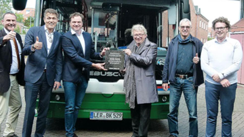 Freuten sich über die 200.000 Kilometer Marke: Wolfgang Hackauf, Michel van Maanen, Peter Bijvels, Borkumer Kleinbahn-Geschäftsführer Theodor Robbers und Betriebsleiter Rudolf Munk sowie Steven van der Burg (von links). © Foto: Borkumer KLeinbahn und Dampfschifffahrt Gesellschaft.