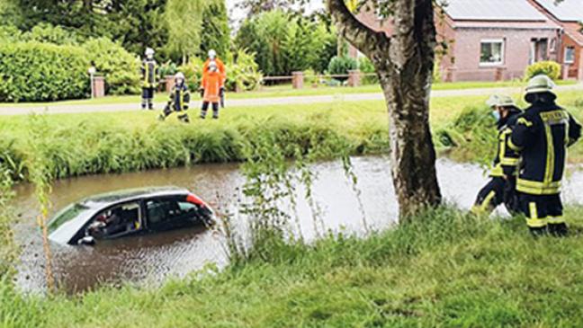 69-Jährige Autofahrerin landet im Kanal