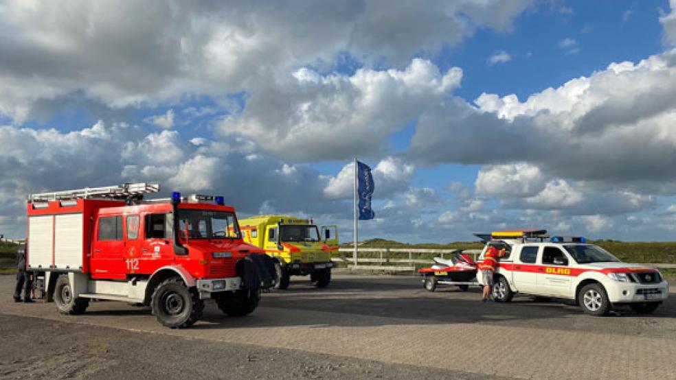 Eine Familie, die beim Wandern auf Norderney vom Wasser überrascht wurde, hat einen großen Rettungseinsatz ausgelöst.  © Foto: Feuerwehr Norderney
