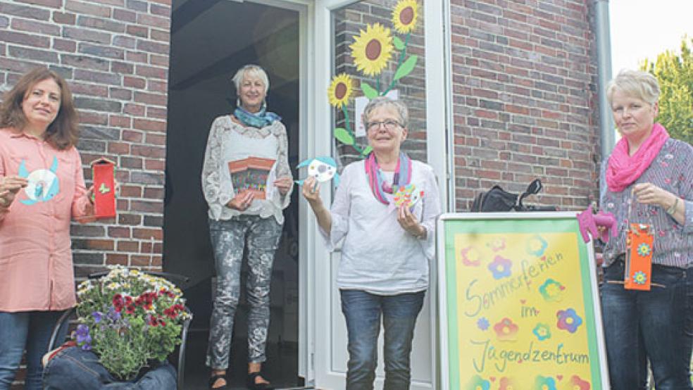 Im Jugendzentrum im Wasserturm in Weener wird in diesem Jahr eine Ferienbetreuung unter Corona-Bedingungen angeboten. Das Foto zeigt von links: Huda Horkos, Angelika Janssen-Harms, Susanne Kemner und Hilta Bruns.  © Foto: Berents