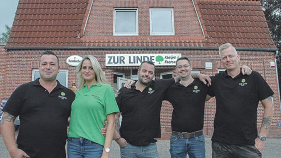 Freundschaftlicher Schulterschluss zur Rettung des Gasthofs »Zur Linde« an der Kirchstraße in Holthusen: Frank und Nicole Schaa, Harm Teekens, Wilfried Siemens und Bastiaan Kuil (von links) engagieren sich als Hobby-Gastronomen. © Foto: Szyska