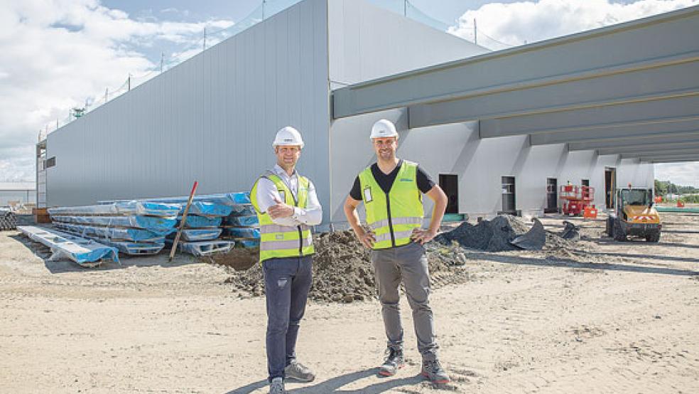 Lassen das Amazon-Verteilzentrum wachsen: Projektleiter Michael Müller und Bauleiter Sebastian Weis vom Generalunternehmen Bremer Bremen GmbH. © Foto: Norbert Schnorrenberg 