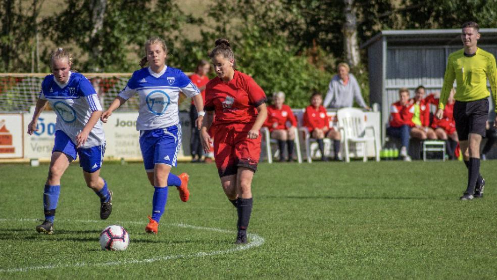 Neele Geyken (rechts) und der SV Ems Jemgum werden auch in der kommenden Saison in einer Liga mit elf weiteren Teams spielen. © Foto: Ostendorp