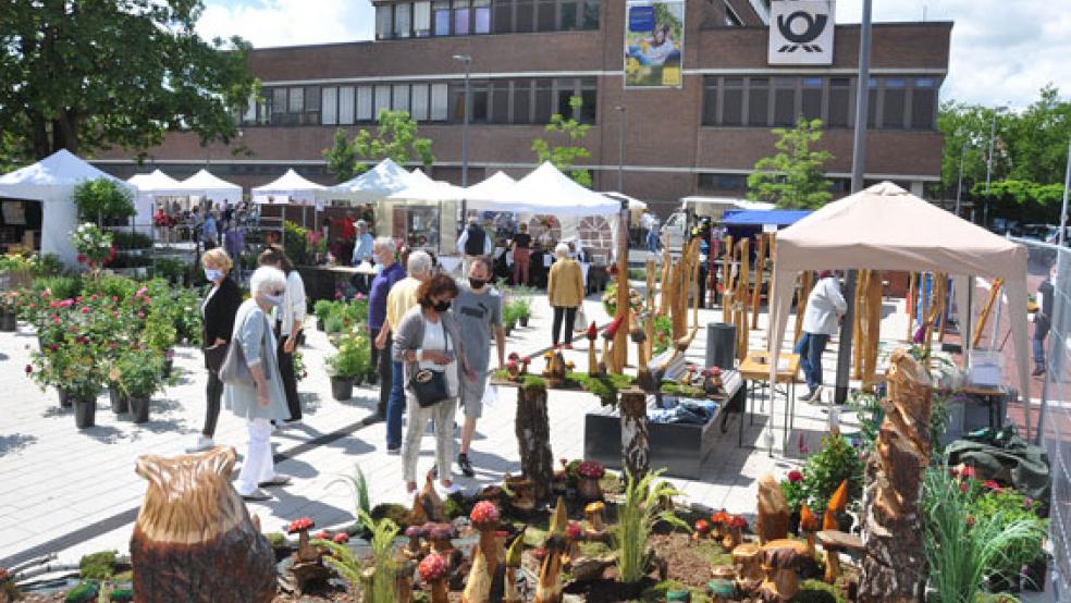 Der Kunst- und Handwerkermarkt während des verkaufsoffenen Sonntags in Leer lockte auch viele Besucher an. © Foto: Wolters