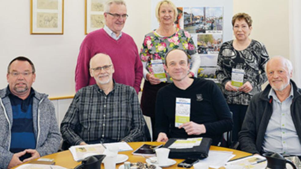 Die Stadt Weener wurde als Standort des »Digitalen Kompass« ausgewählt. Das Foto entstand bei einem Vorgespräch im vergangenen Jahr und zeigt von links: Johann Dieter Hilbrands, Bernhard Drath, Hans Schüürmann (alle Internetcafé Weener), Angelika Janssen-Harms (Stadt Weener), Guido Steinke (»Digital Kompass«) sowie Gerda Boomgaarden und Wolfgang Willkowei (Internetcafé Weener). © Foto: Stadt Weener