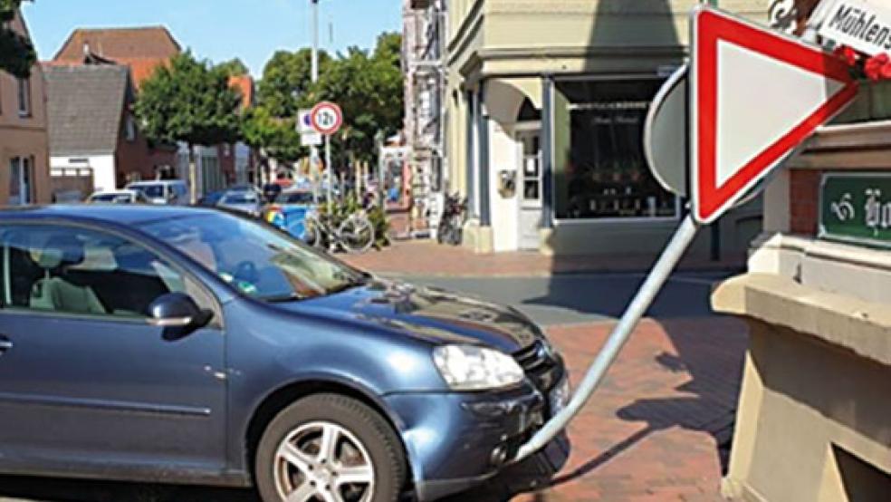 In Emden ist heute Vormittag ein Auto gegen ein Verkehrsschild geschleudert worden. Die 87-jährige Fahrerin erlitt einen Schock.  © Foto: Polizei