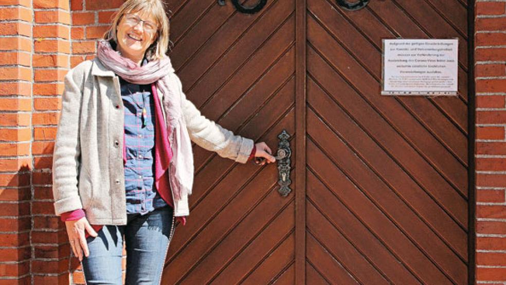 Anna Riese an der Eingangstür der Jacobi-Kirche in Warsingsfehn. © Foto: Dübbel