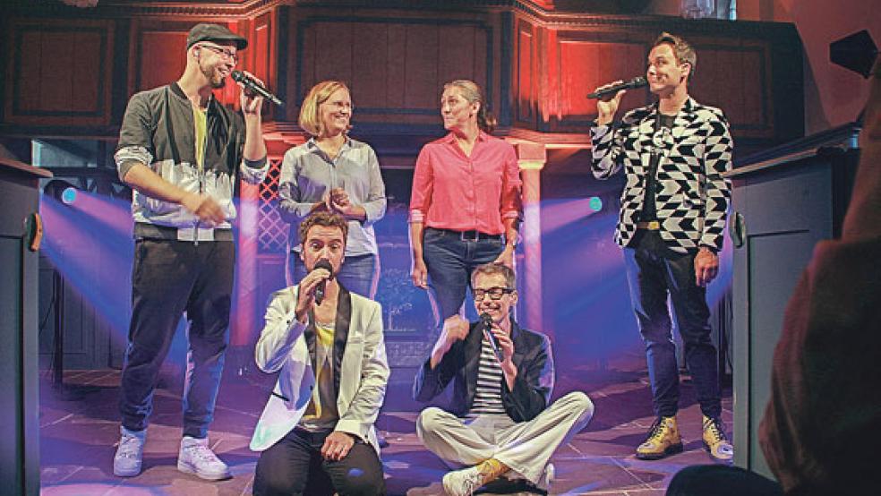 »Maybebob« mit zwei Besucherinnen bei ihrem Auftritt vor zwei Jahren in der evangelisch-lutherischen Kirche.  © Foto: Dübbel
