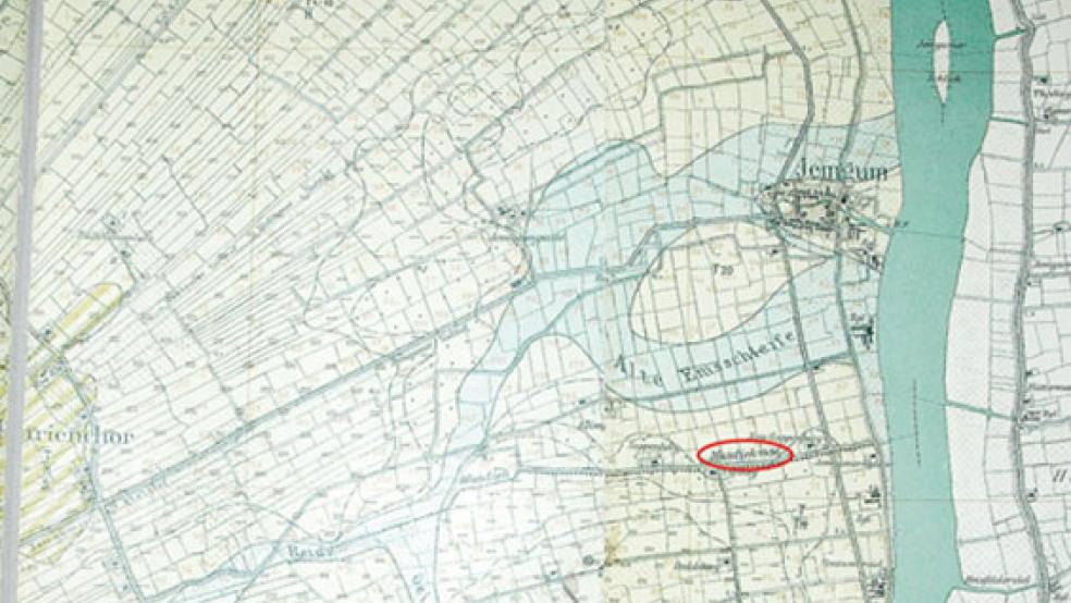 Auf einer Landkarte von Dodo Wildvang, die im Gebäude der Deich- und der Sielacht in Soltborg hängt, ist der »Muus­diek« eingezeichnet. Links unten sind die Reide und die Geise als Nebenarme der Ems zu erkennen. © Foto: Szyska/Repro: Tasche