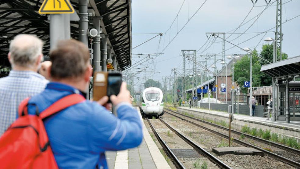 Anfang Juli legte zum ersten Mal ein Intercity-Express (ICE) aus München einen Halt in Leer ein, bevor es weiter nach Norddeich-Mole ging. Die Verbindung wird noch bis Ende September angeboten. Wie es danach weitergeht, ist noch offen.  © Foto: Boelmann