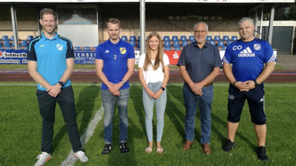 Heiner Husmann (von links) übernimmt das Trainer-Amt in Weener. Heiko Engberts wird Co-Trainer, Lena Buntjer Fitnesstrainerin. Vorsitzender Alfred Köller präsentierte die Neuen, Michael Fokken komplettiert das Trainer-Team. © Foto: TuS Weener