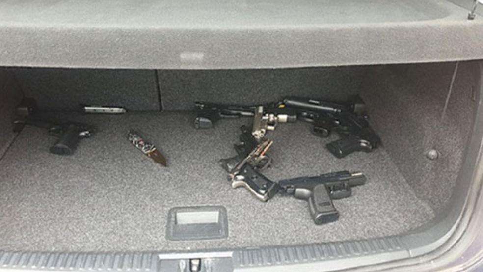 Im Kofferraum eines gestohlenen VW Polo entdeckten Polizeibeamte diese Schreckschuss- und Gaswaffen sowie Messer, die vier Jugendliche bei einem Einbruch in einen Freizeitmarkt in Großefehn erbeutet haben sollen. Weiteres Diebesgut befand sich in einem Depot an der Hauptstraße in Großefehn. Insgesamt handelte es sich um über 40 Waffen. © Foto: Polizei