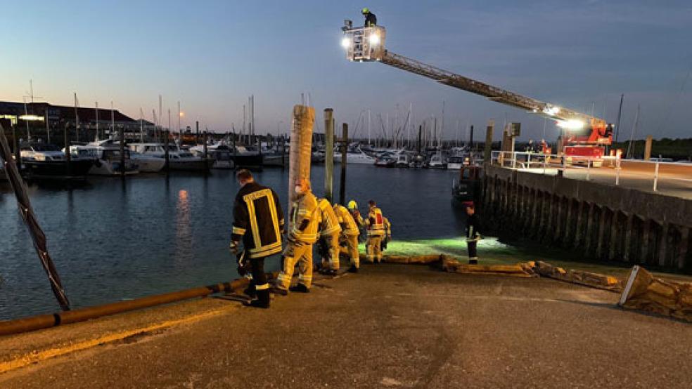 Die Freiwillige Feuerwehr legt in der Nacht zu Sonntag eine Ölsperre im Sportboothafen aus. © Foto: Feuerwehr Norderney