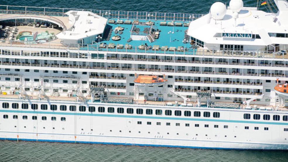 Das war’s wohl erst einmal mit Emden: Die »Artania« bleibt wo sie ist - in Bremerhaven. © Foto: Stefan Sauer (dpa)