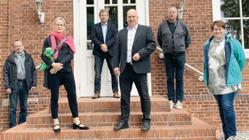 Vor dem alten Wasserwerk in Leer: Die Europa-Parlamentarierin Viola von Cramon-Taubadel (Zweite von links) sowie Lutz Drewniok (links), Nicole Rosch und Wilhelm Bloem (von rechts) vom Kreisvorstand der Grünen sprachen mit Thomas Keller und Claus-Peter Horst von den Leeraner Stadtwerken unter anderem über den Grundwasserschutz. © Foto: Stadtwerke Leer