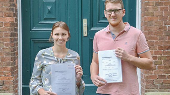 Abschlusszeugnis in der Tasche