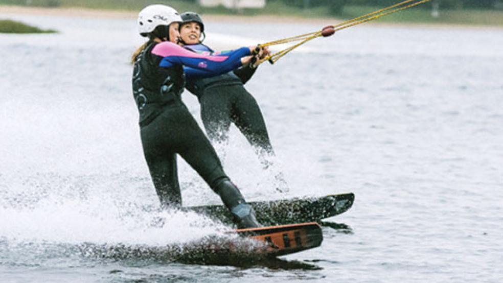 Die niederländische Meisterin Sanne Meijer (links) gab kürzlich den Teilnehmerinnen des ersten Girls Camp der Wake­board-Anlage am Heeder See jede Menge Tipps. © Foto: privat