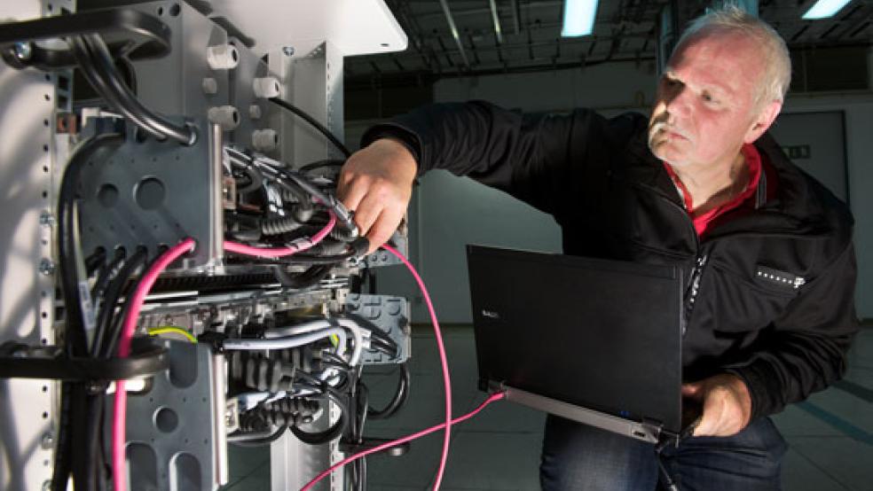 Die Telekom AG betreibt im Landkreis Leer derzeit 43 Standorte mit LTE Breitband-Internet. Das Symbolbild zeigt einen Schalttechniker bei der Arbeit. © Foto: Telekom