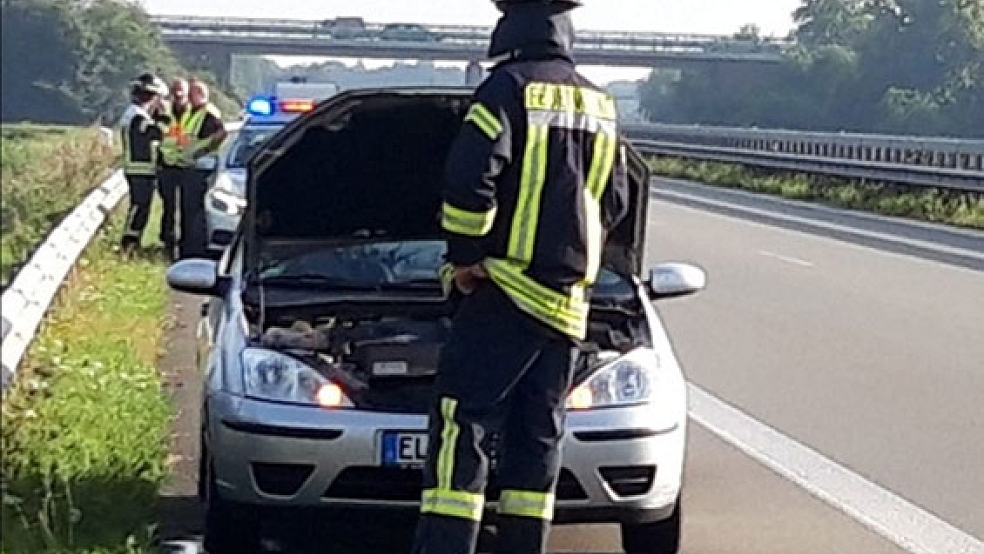 Die Einsatzkräfte stellten fest, dass ein geplatzter Kühlerschlauch in dem Auto für die Rauchentwicklung gesorgt hatte. © Foto: Feuerwehr Bunde