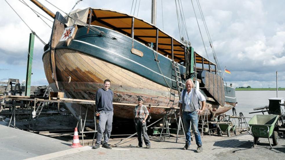 Arbeiten in Ditzum seit Tagen fleißig an der »Anne« (von links): Vereinsmitarbeiter Marcel Stüpfert, Inka Petersen (Beauftragte für Jugendarbeit) und Jan van Ellen (Vorstandsmitglied). © Foto: Boelmann