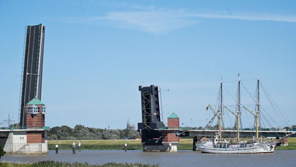 Imposantes Bild: Das 1909 erbaute Segelschulschiff »Großherzogin Elisabeth« durchquerte heute die Jann-Berghaus-Brücke bei Bingum. © Foto: Klemmer