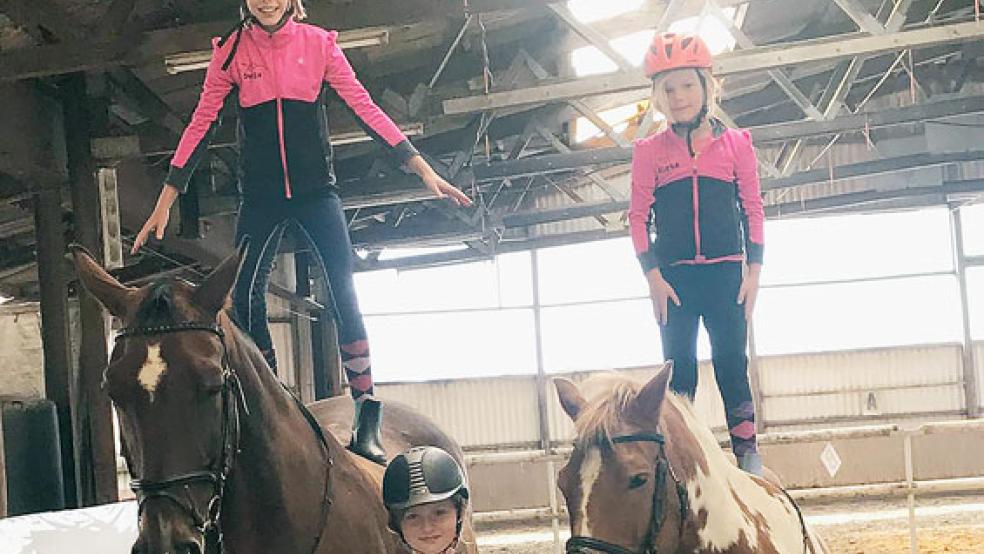 Zum Ferientraining des Reitvereins gehörten auch Turnübungen auf den Pferderücken. © Fotos: privat