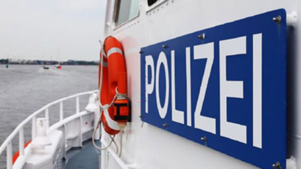 Die Wasserschutzpolizei war gestern wegen eines Ölfilms im Hafen von Weener im Einsatz, ein Sportboot hatte Kühlmittel verloren. © Foto: Archiv