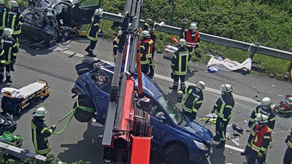 Nach dem Unfall auf der A 31 bei St. Georgiwold bot sich den Einsatzkräften ein schreckliches Bild. © Foto: Kreisfeuerwehr Leer