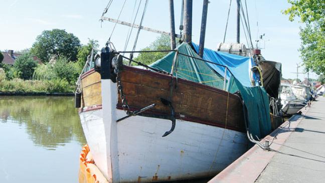 Herrenloses Schiff ist eine Gefahr für die Umwelt