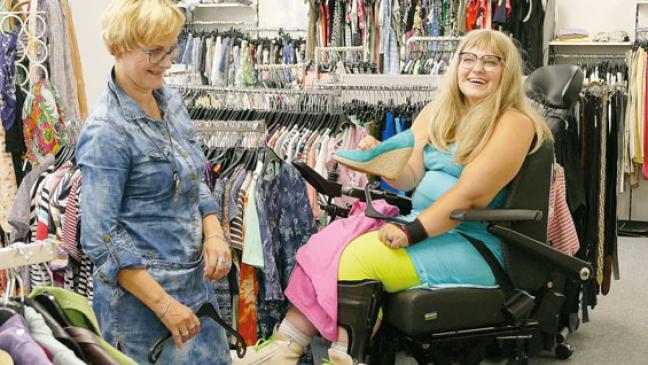 Verkäuferin im Rollstuhl: Möhlenwarferin findet Traumjob