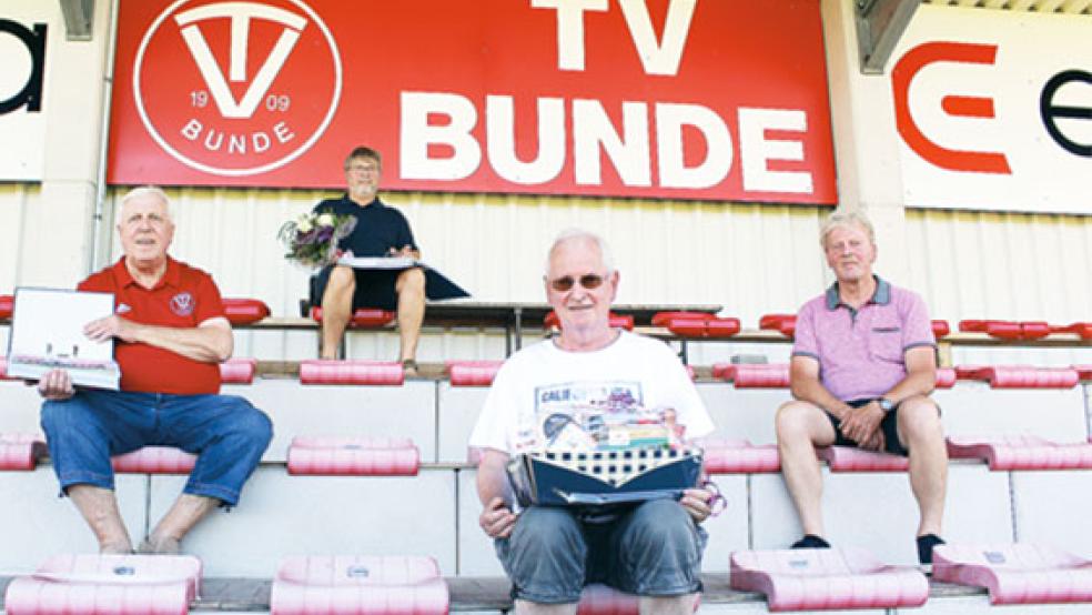 Dieter Modder (zweiter von rechts) sammelte viele Jahre lang sämtliche Ergebnisse der 1. und 2. Herrenmannschaften des TV Bunde. Diese Sammlung hat der 69-Jährige nun an den Verein übergeben. Das Foto zeigt außer Modder noch Gerold van Hoorn, Wilhelm Timmer und Reinhard Borchers (von links). © Foto: Berents