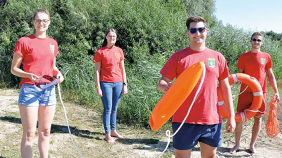 Sind schon ein eingespieltes Team am Badesee Holtgaste (von links) Rieke, Amke und Onno Peters sowie Leonard Jansen. © Foto: Boelmann