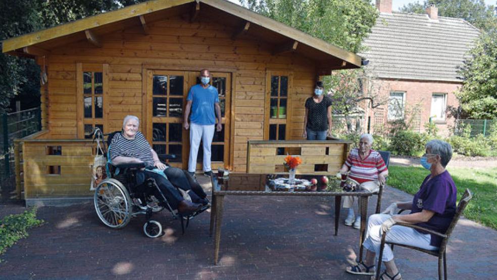 Freude über die wieder geöffnete Tagespflege der Diakoniestation Weener nicht nur bei den Gästen, am Tisch sitzen Henny Wessels aus Diele (links) und Marie Haak aus Weener, sondern auch bei Jan Lüürssen und Insa Sanders von der Pflegedienstleitung mit Betreuerin Waltraud Muising (vorne rechts).  © Foto: Kuper