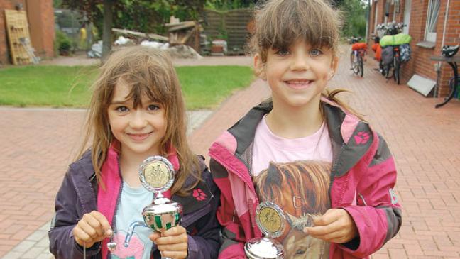 Pokal und Umarmung nach Zieleinfahrt